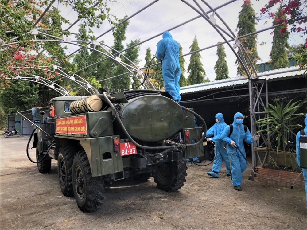 Đội phun khử khuẩn tại thị trấn Phú Thiện, huyện Phú Thiện (Gia Lai).